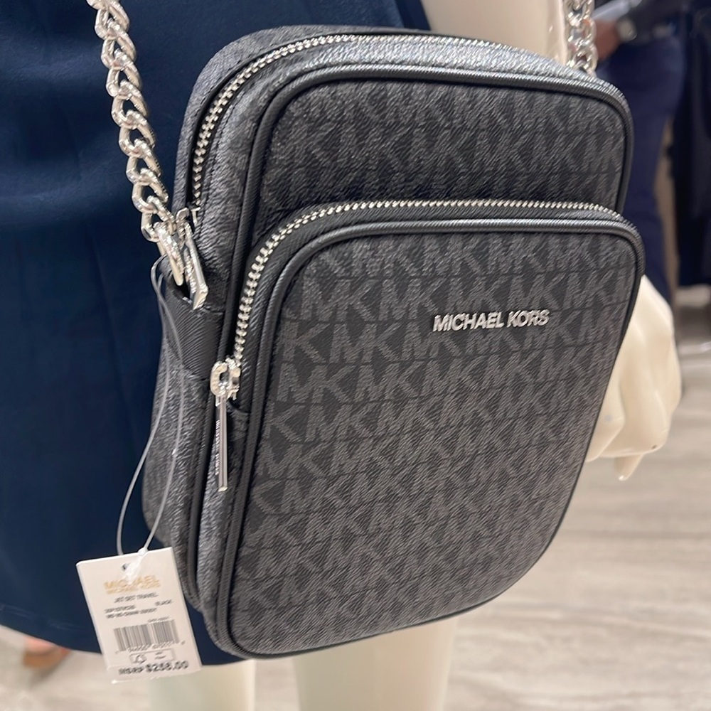 MICHAEL KORS Jet Set Travel Medium Logo Crossbody Flight Bag
Black
NWT - Picture 16 of 16